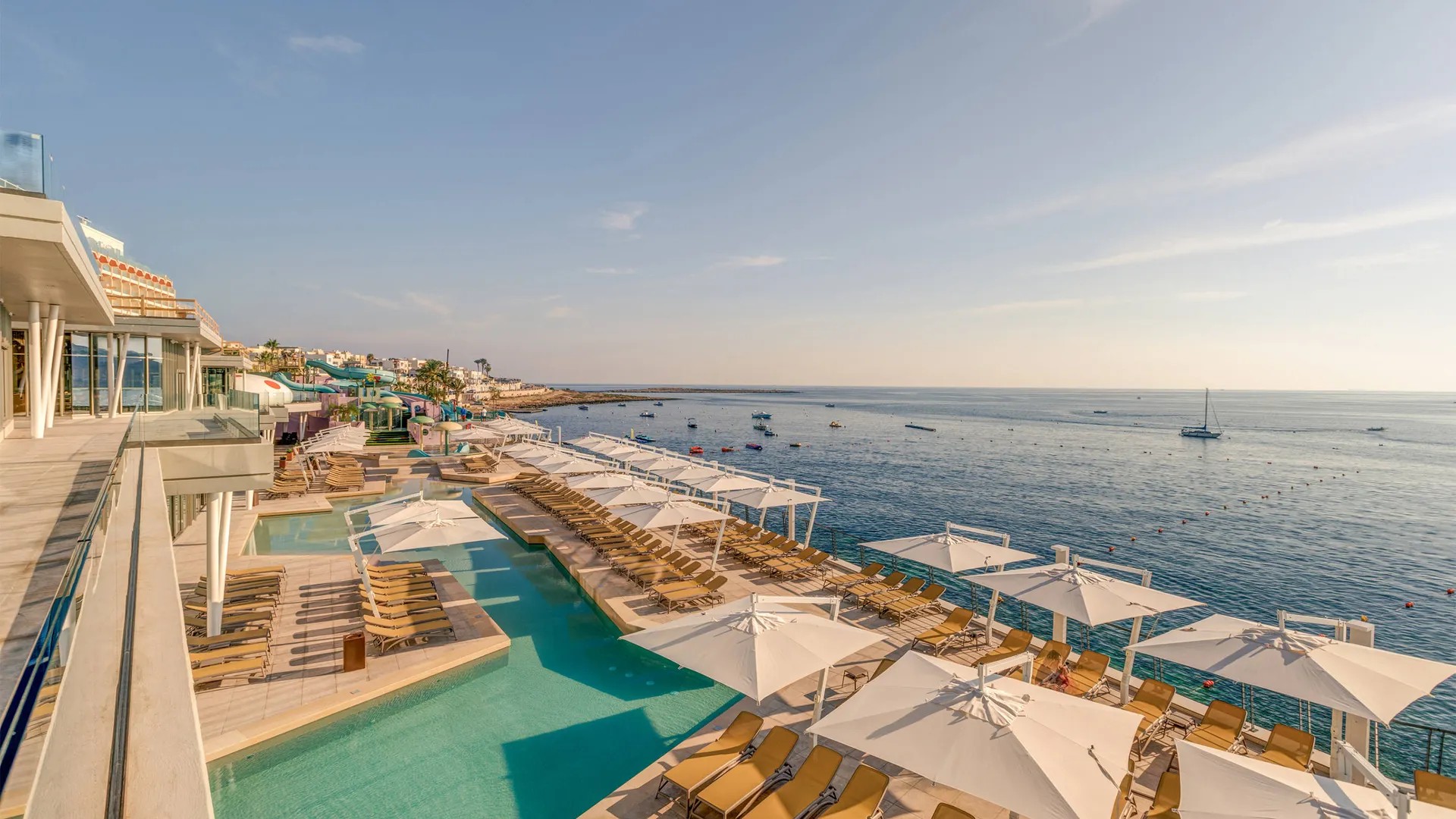 Vliegreis: AX ODYCY Hotel — Qawra Promenade, direct aan zee