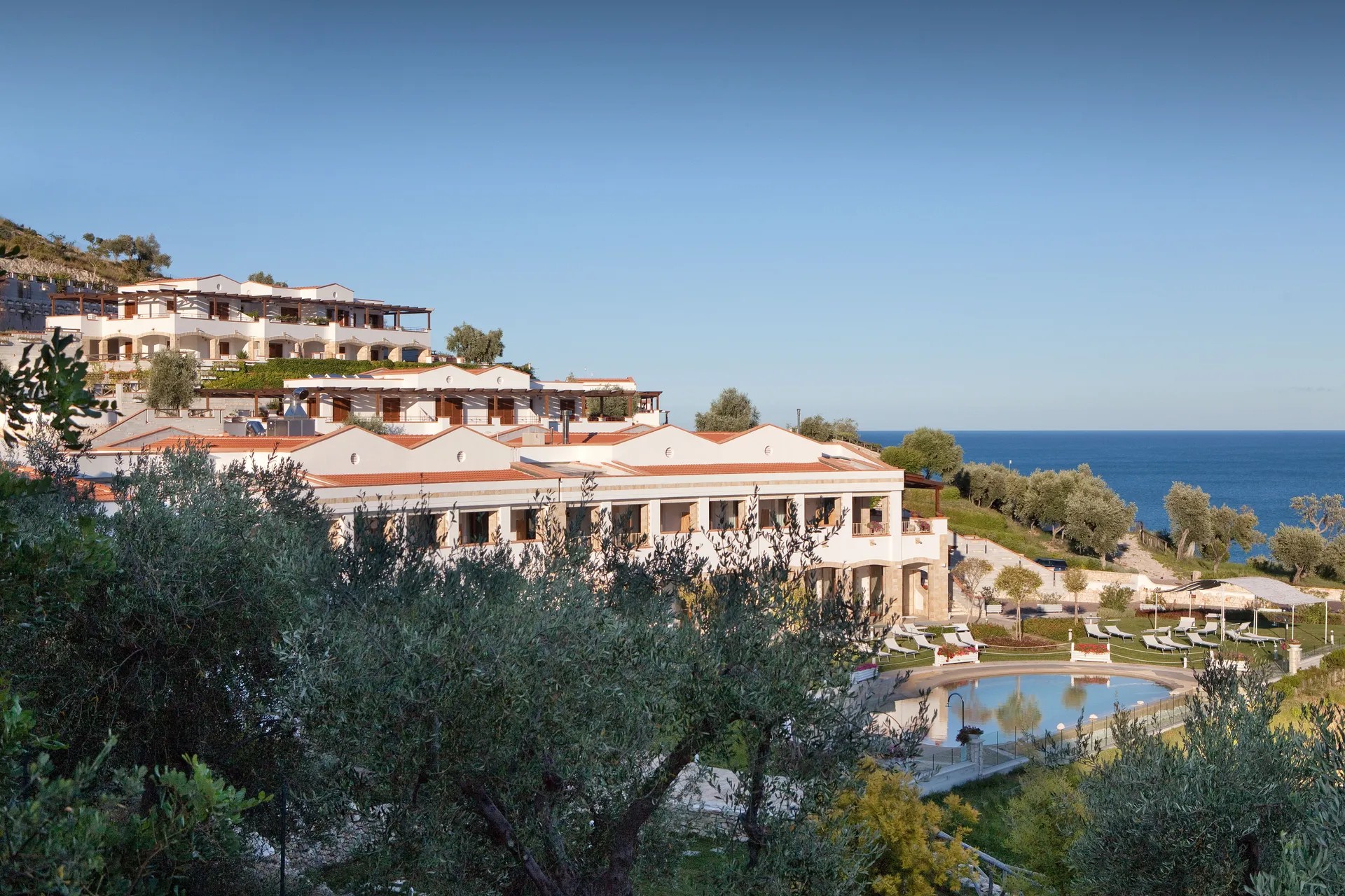 Vliegreis: Residence Il Porto — Appartementen met uitzicht op de Baai van Mattinata