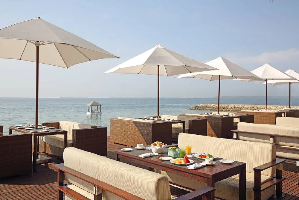 Vliegreis naar Puri Santrian Beach Resort & Spa, Sanur — Direct aan privéstrand