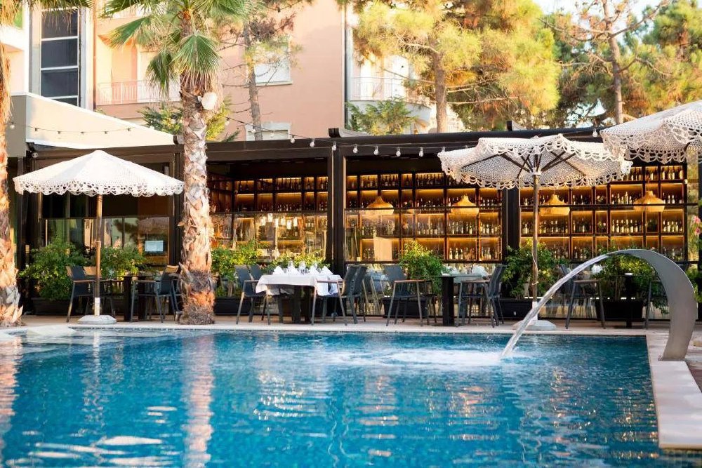 Vliegreis Albanian Star Hotel — Strand en All Inclusive in Golem