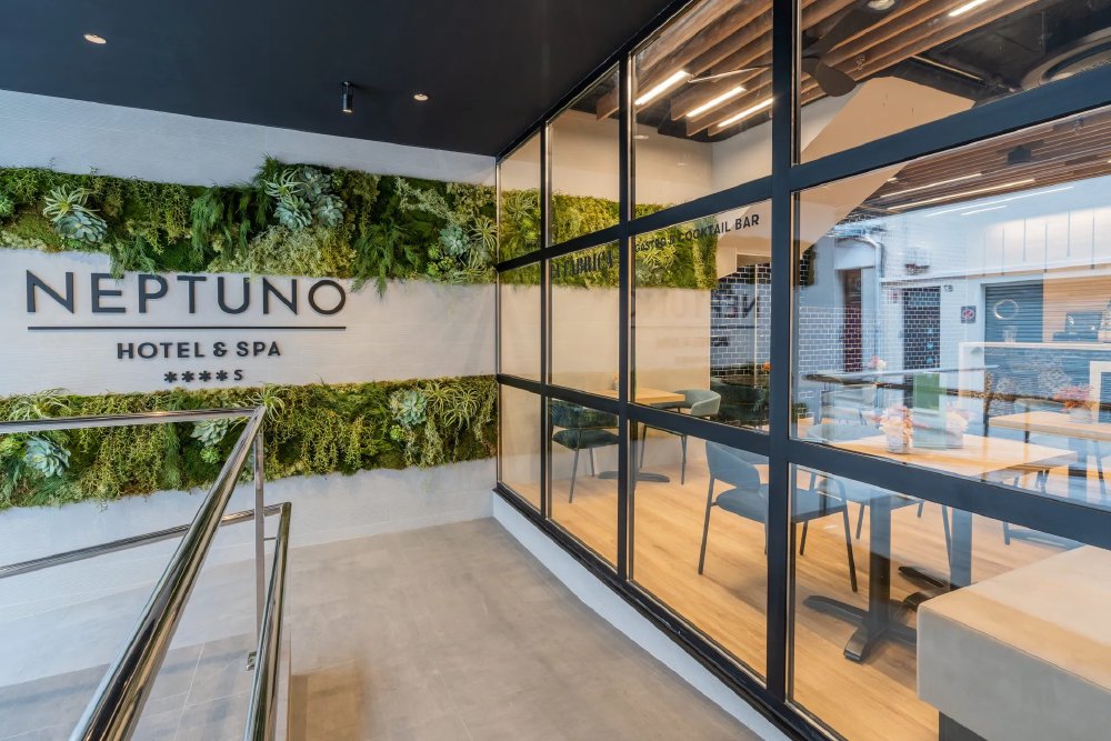 Vliegreis naar Neptuno Hotel & Spa, Calella — 4-sterren superior met rooftop en spa
