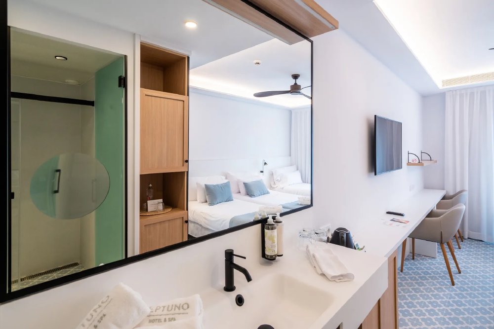 Vliegreis naar Neptuno Hotel & Spa, Calella — 4-sterren superior met rooftop en spa