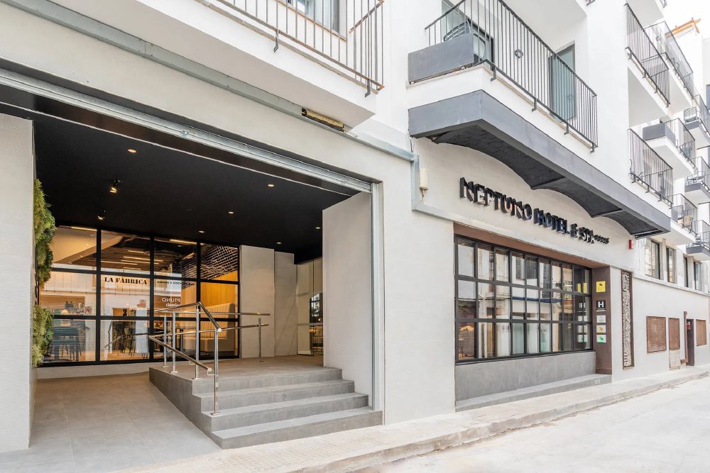 Vliegreis: Neptuno Hotel & Spa — Rooftop, Wellness en Centrum van Calella
