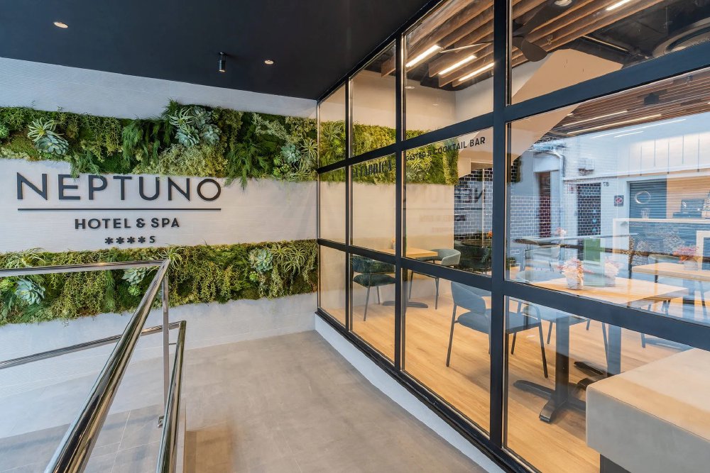 Vliegreis: Neptuno Hotel & Spa — Rooftop, Wellness en Centrum van Calella
