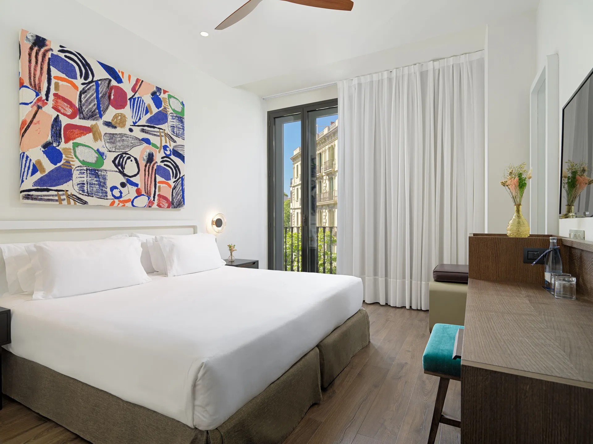 Vliegreis Barcelona — Hotel H10 Casanova: dakterras met zwembad en spa