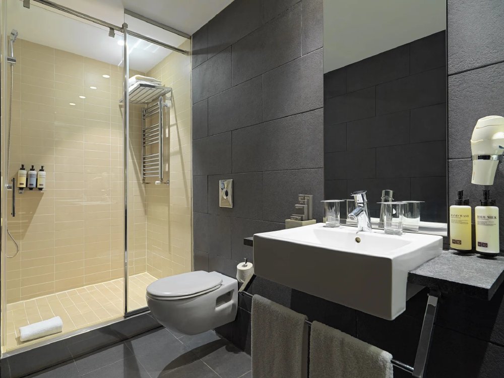 Vliegreis Barcelona — Hotel H10 Casanova: dakterras met zwembad en spa