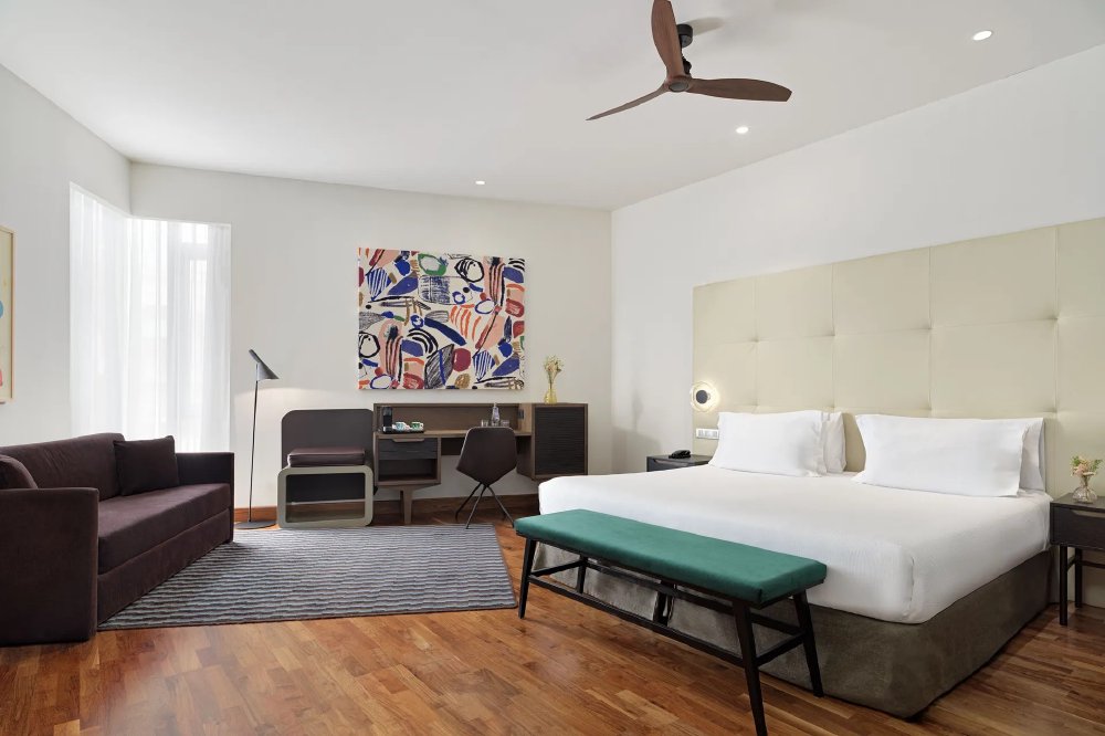Vliegreis Barcelona — Hotel H10 Casanova: dakterras met zwembad en spa