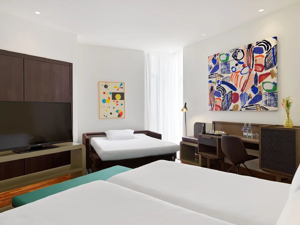 Vliegreis Barcelona — Hotel H10 Casanova: dakterras met zwembad en spa