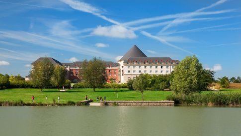 Autoreis Grand Magic Hotel — Disneyland Paris, hotel met Illusie en Magie